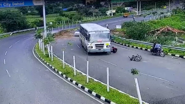 बस का ड्राइवर फुर्ती दिखाते हुए ब्रेक लगा देता