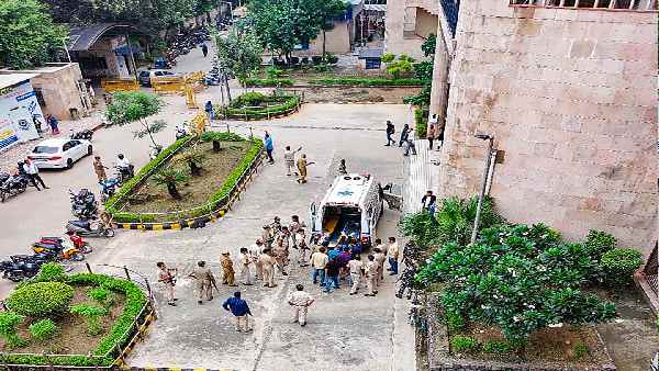 पुलिस को चकमा देने के लिए कुख्यात