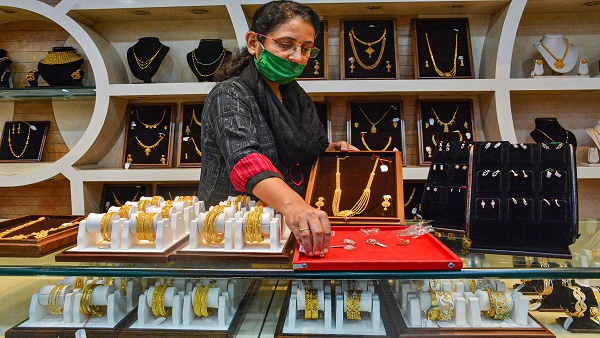 10000 रुपए सस्ता सोना