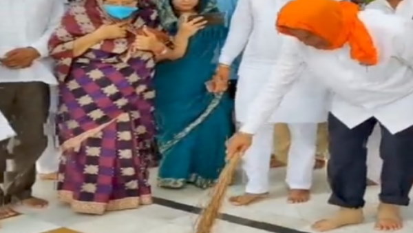 Why did Congress leader Harish Rawat have to lift the broom and where did he have to clean the shoes? Why did Congress leader Harish Rawat have to lift the broom and where did he have to clean the shoes?