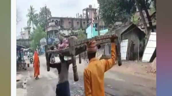 मरीज को खाट पर टांग 12 किलोमीटर चलकर अस्पताल लाये परिजन