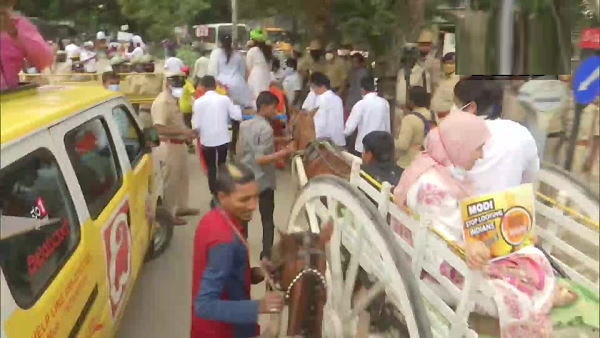 Karnataka: Congress leaders Siddaramaiah and D.K. Shivakumar tonga yatra to assembly in Bengaluru against rising petrol diesel prices Karnataka: Congress leaders Siddaramaiah and D.K. Shivakumar tonga yatra to assembly in Bengaluru against rising petrol diesel prices