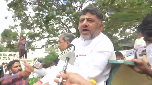 Karnataka: Congress leaders Siddaramaiah and D.K. Shivakumar tonga yatra to assembly in Bengaluru against rising petrol diesel prices Karnataka: Congress leaders Siddaramaiah and D.K. Shivakumar tonga yatra to assembly in Bengaluru against rising petrol diesel prices