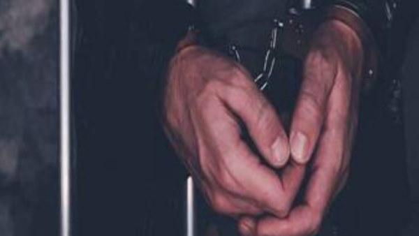 पुलिस ने युवक को हिरासत में लिया