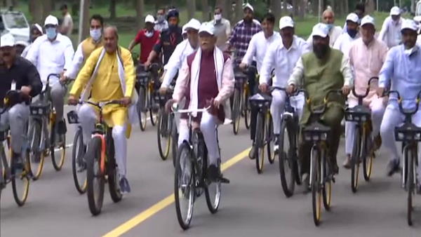 WATCH Video: Haryana CM Manohar Lal Khattar rides bicycle with ministers and MLAs WATCH Video: Haryana CM Manohar Lal Khattar rides bicycle with ministers and MLAs