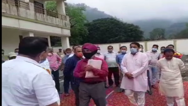 High voltage drama of BJP MLA in front of cabinet minister in Uttarakhand, clashes with his own party workers High voltage drama of BJP MLA in front of cabinet minister in Uttarakhand, clashes with his own party workers