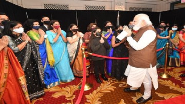 एक साथ मोदी व योगी सरकार पर निशाना