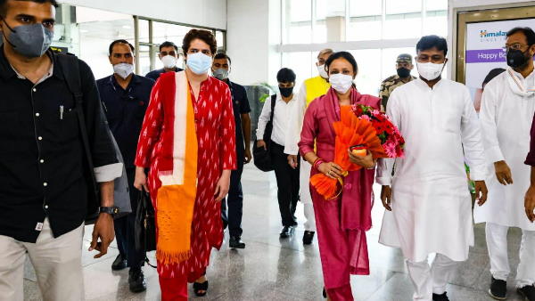 UP election 2022 priyanka gandhi vadra arrives in lucknow UP election 2022 priyanka gandhi vadra arrives in lucknow
