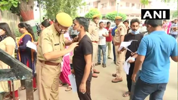 हाईटेक चप्पल के साथ 5 लोग हिरासत में