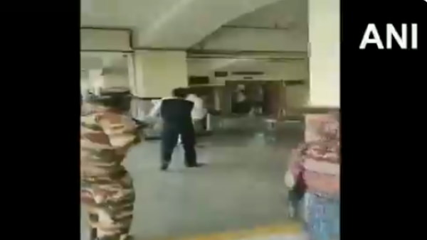 वीडियो में गोली चलाते दिखे पुलिस जवान