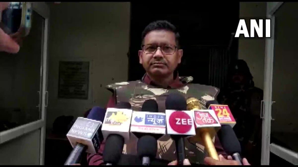 चोरी व डकैती के आरोप में पकड़ा