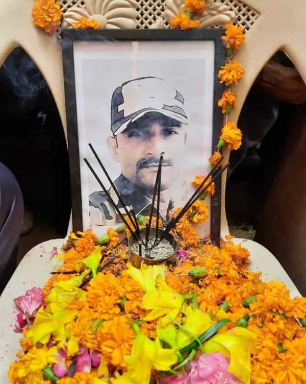 छोटे भाई मुकेश सिंह ने चिता को मुखाग्नि दी