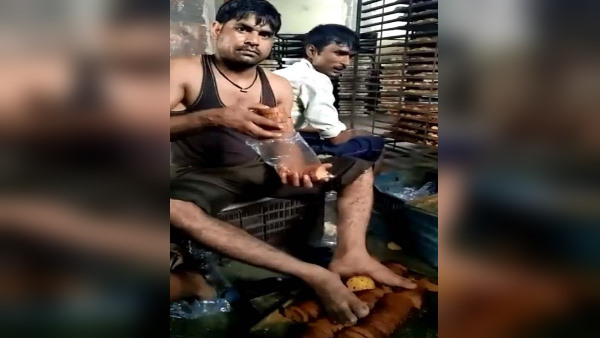 बेकरी में टोस्ट पैकिंग का कार्य चल रहा
