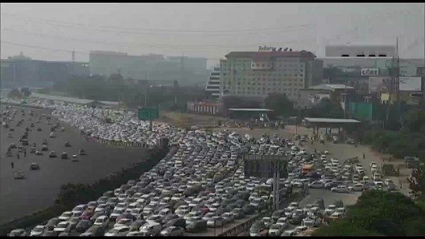 Watch Video: Massive traffic snarl seen at Gurugram-Delhi border in wake of Bharat Bandh by farmer unions Watch Video: Massive traffic snarl seen at Gurugram-Delhi border in wake of Bharat Bandh by farmer unions