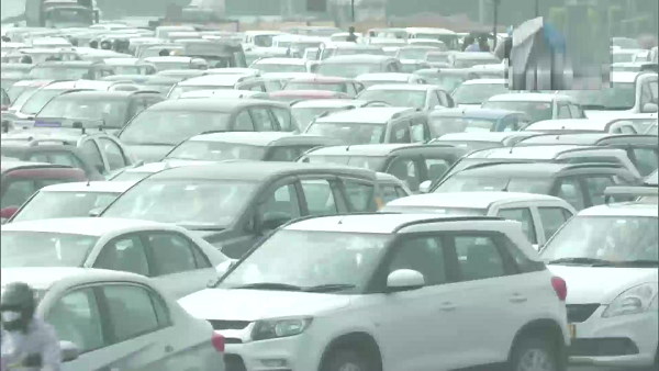 Watch Video: Massive traffic snarl seen at Gurugram-Delhi border in wake of Bharat Bandh by farmer unions Watch Video: Massive traffic snarl seen at Gurugram-Delhi border in wake of Bharat Bandh by farmer unions