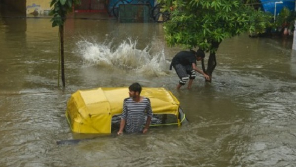 मूसलाधार बारिश से बेहाल कोलकाता
