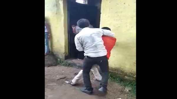 वैक्सीनेशन सेंटर की ओर जाना नहीं चाह रहा था शख्स