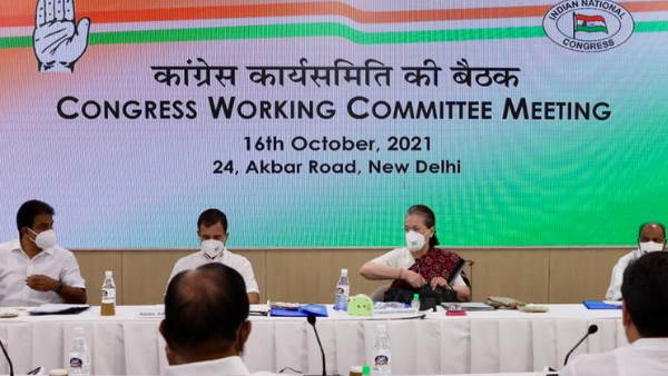 राहुल गांधी के पास कोई पद नहीं, फिर भी वही ले रहे फैसले