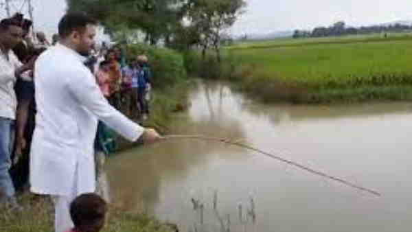 tejashwi yadav caught fish during byelection campaigning in munger tejashwi yadav caught fish during byelection campaigning in munger