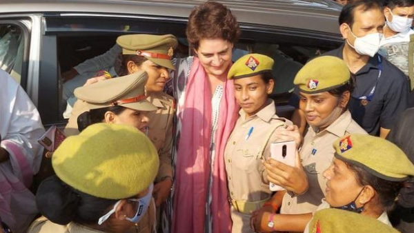 lady constables posed for photo with Priyanka Gandhi lady constables posed for photo with Priyanka Gandhi