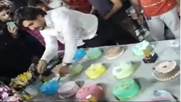 बेकरी की दुकान की तरह लाइन से लगी थीं केक