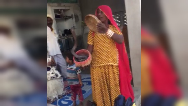 डोर टू डोर टीकाकरण