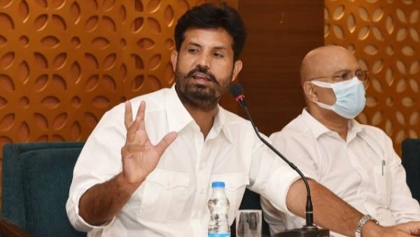 'सरकार वादे से मुकर रही है'