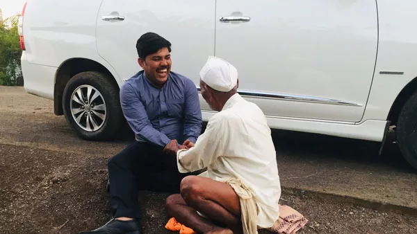 बुजुर्ग को देख रुकवाई गाड़ी