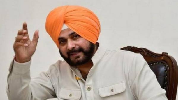 अपनी सरकार को घेर रहे सिद्धू