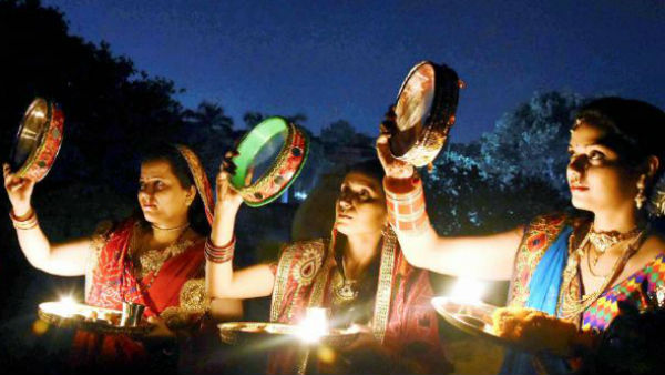 Karwa Chauth Vrat 2021: 24 अक्टूबर को करवा चौथ, जानें पूजा विधि,कथा और चंद्रोदय का वक्त Karwa Chauth Vrat 2021: 24 अक्टूबर को करवा चौथ, जानें पूजा विधि,कथा और चंद्रोदय का वक्त