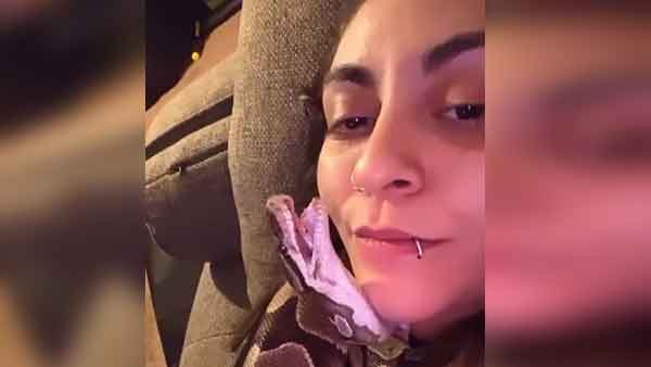 सांप के साथ सोती दिखी लड़की