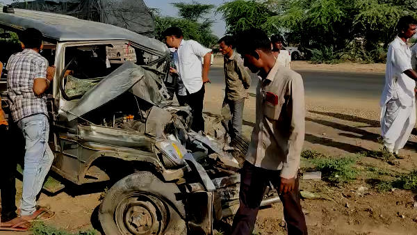 ट्रक ने बोलेरो को टक्कर मार दी