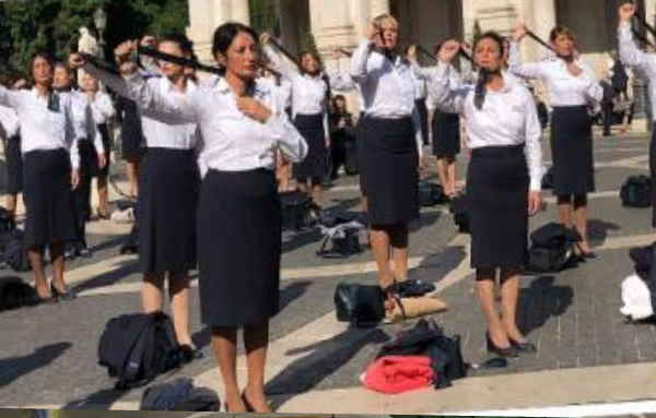 एयर होस्टेस का गुस्सा फूट पड़ा
