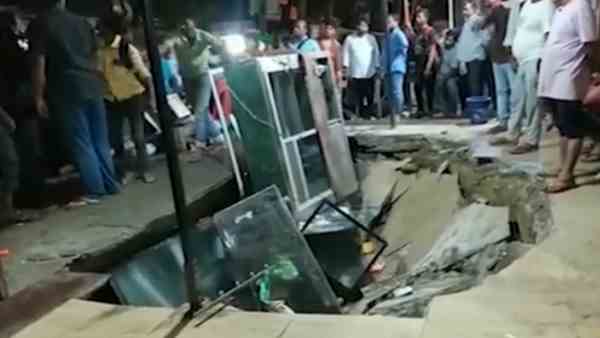Azamgarh: Live video of ground collapse captured in CCTV Azamgarh: Live video of ground collapse captured in CCTV