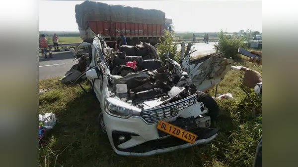 bahadurgarh road accident: Truck rams a car on KMP expressway, 8 people lost lives including child bahadurgarh road accident: Truck rams a car on KMP expressway, 8 people lost lives including child