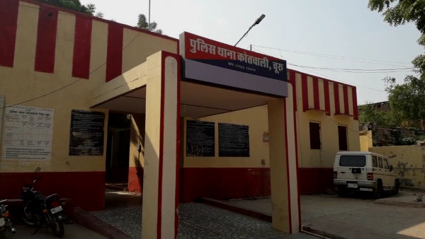 चूरू में उसकी महिला मित्र रहती है