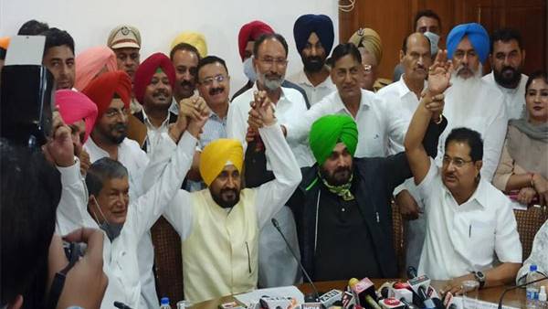 पंजाब कांग्रेस भी हो सकती है दो फाड़
