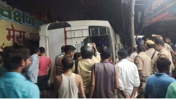 Ghaziabad Many people feared injured after a bus falls from Bhatia Modh flyover Ghaziabad Many people feared injured after a bus falls from Bhatia Modh flyover