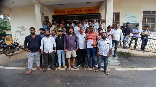 विधायक के आरोपों के खिलाफ लोगों का प्रदर्शन