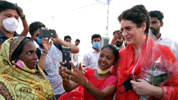 UP Election 2022 Priyanka Gandhi announced to give free smartphone and scooter to girls UP Election 2022 Priyanka Gandhi announced to give free smartphone and scooter to girls