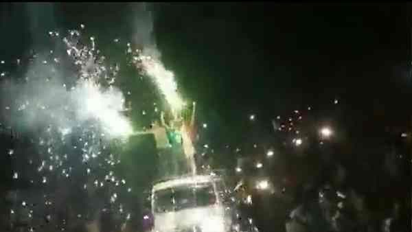 फायरिंग में 12 लोग जख्मी