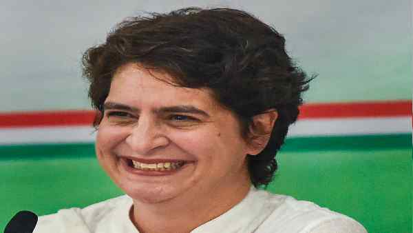 प्रियंका कर चुकी हैं स्कूटी, स्मार्टफोन देने का वादा