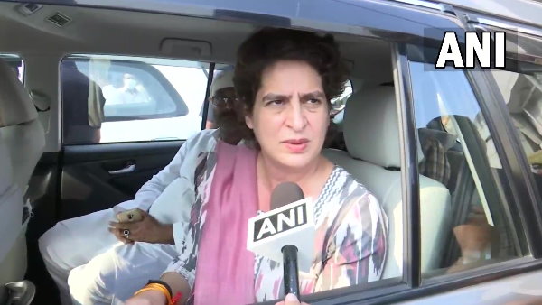 Priyanka Gandhi Vadra and her convoy stopped by Police on their way to Agra Priyanka Gandhi Vadra and her convoy stopped by Police on their way to Agra