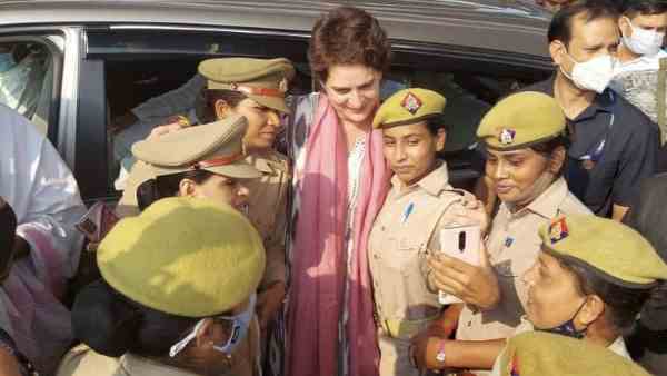 Agra Priyanka Gandhi Congress General Secretary Priyanka Gandhi Vadra Selfie Uttar Pradesh Agra Priyanka Gandhi Congress General Secretary Priyanka Gandhi Vadra Selfie Uttar Pradesh