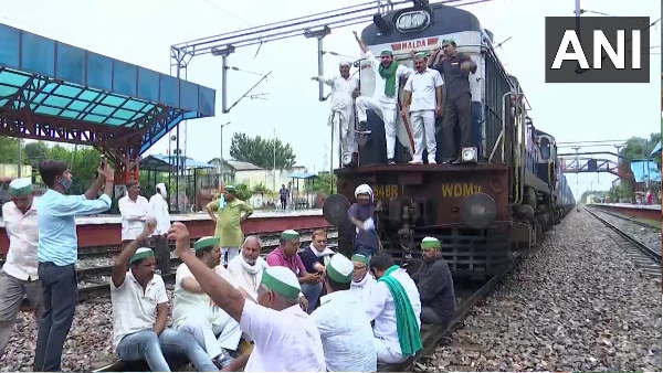 किसानों ने मनाया ब्लैक डे