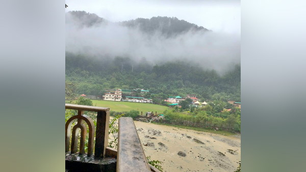 बादलों के बीच बेहद खूबसूरत था घाटी का नजारा