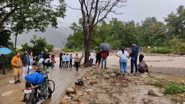 पानी का बहाव और बीचे में बड़े पत्थर