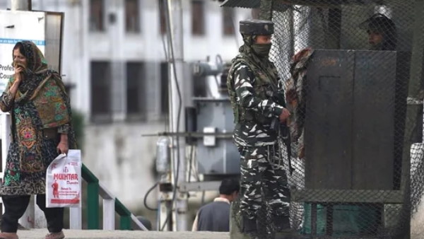 Omar Abdullah and Mehbooba mufti condemn the killing of street vendor in jammu kashmir Omar Abdullah and Mehbooba mufti condemn the killing of street vendor in jammu kashmir