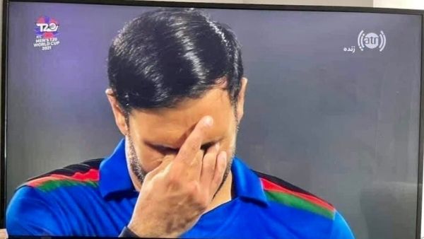 कप्तान की आंखों से निकले आंसू