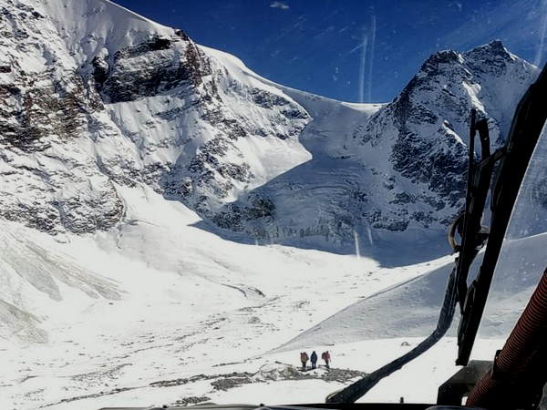 Heavy Snowfall In Himachal Pradesh, 3 Trekkers lost lives, 10 Rescued Heavy Snowfall In Himachal Pradesh, 3 Trekkers lost lives, 10 Rescued
